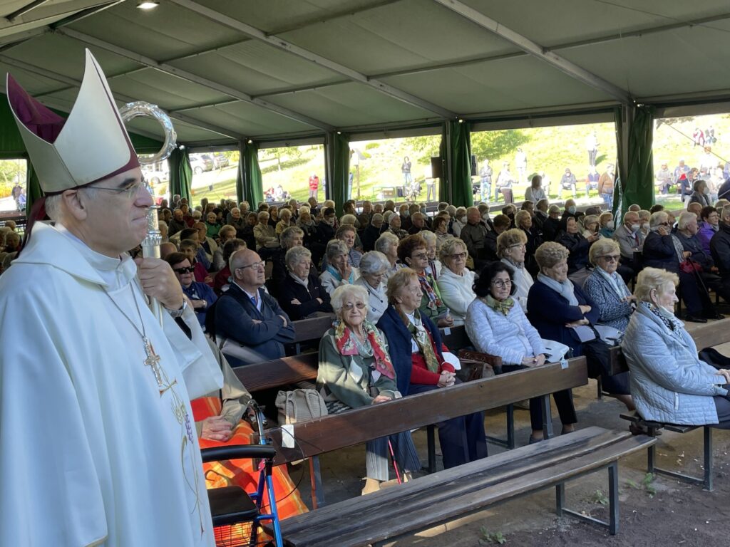 "Dio abita la vita quando usciamo da noi stessi e ci facciamo prossimi agli altri". Così il vescovo Lauro ai quasi 500 anziani dalle Valli Trentine in pellegrinaggio alla Madonna di Pinè sabato 10 settembre