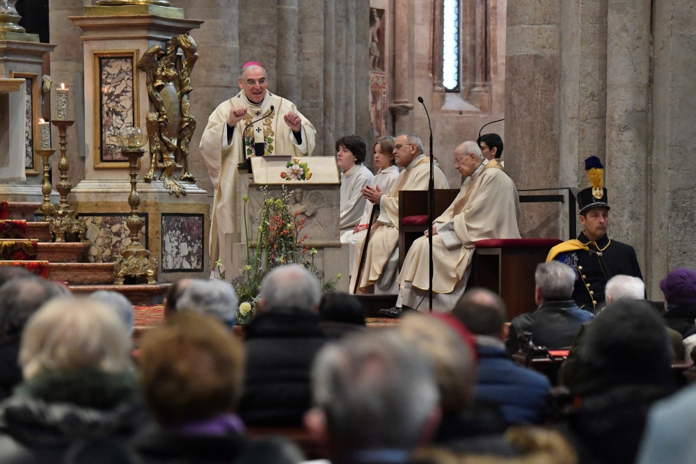 “Natale è l’occasione per smascherare le trame di guerra che ci abitano e per intraprendere il viaggio della libertà”. Le parole del vescovo Lauro in cattedrale