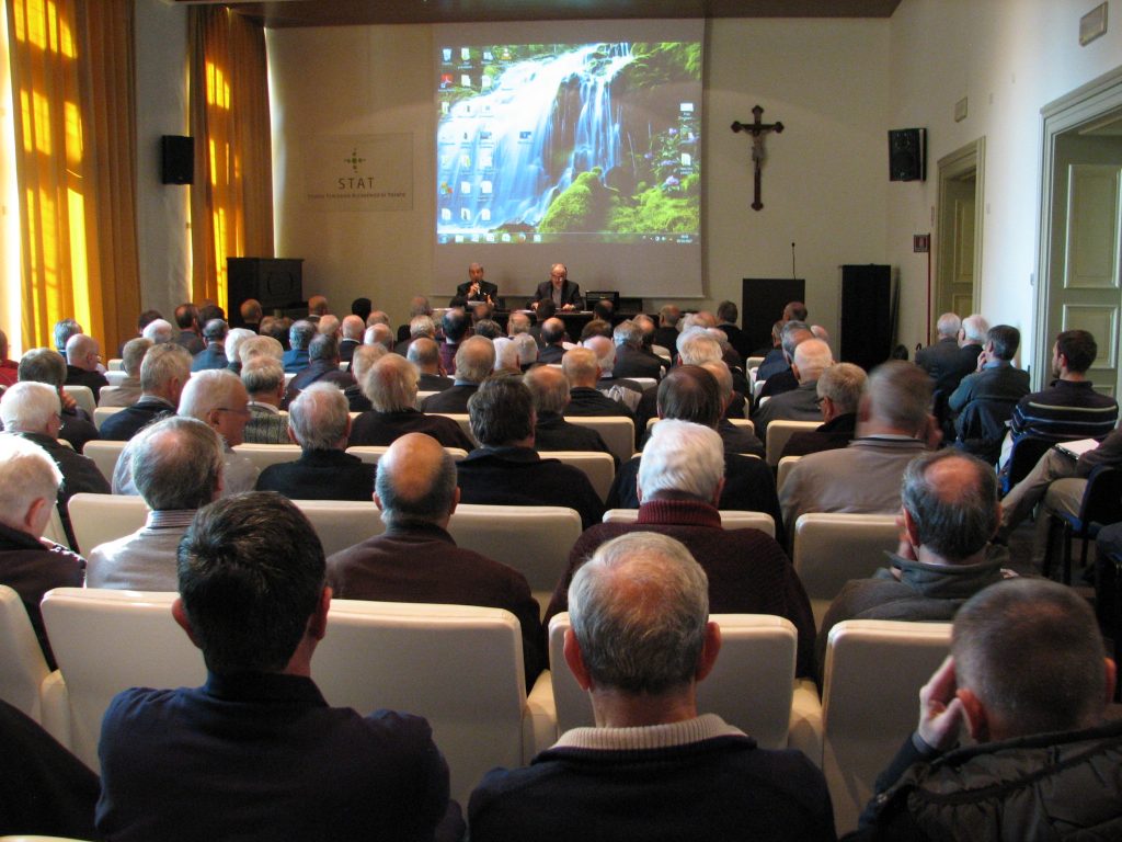 Vescovo con i preti collaboratori pastorali