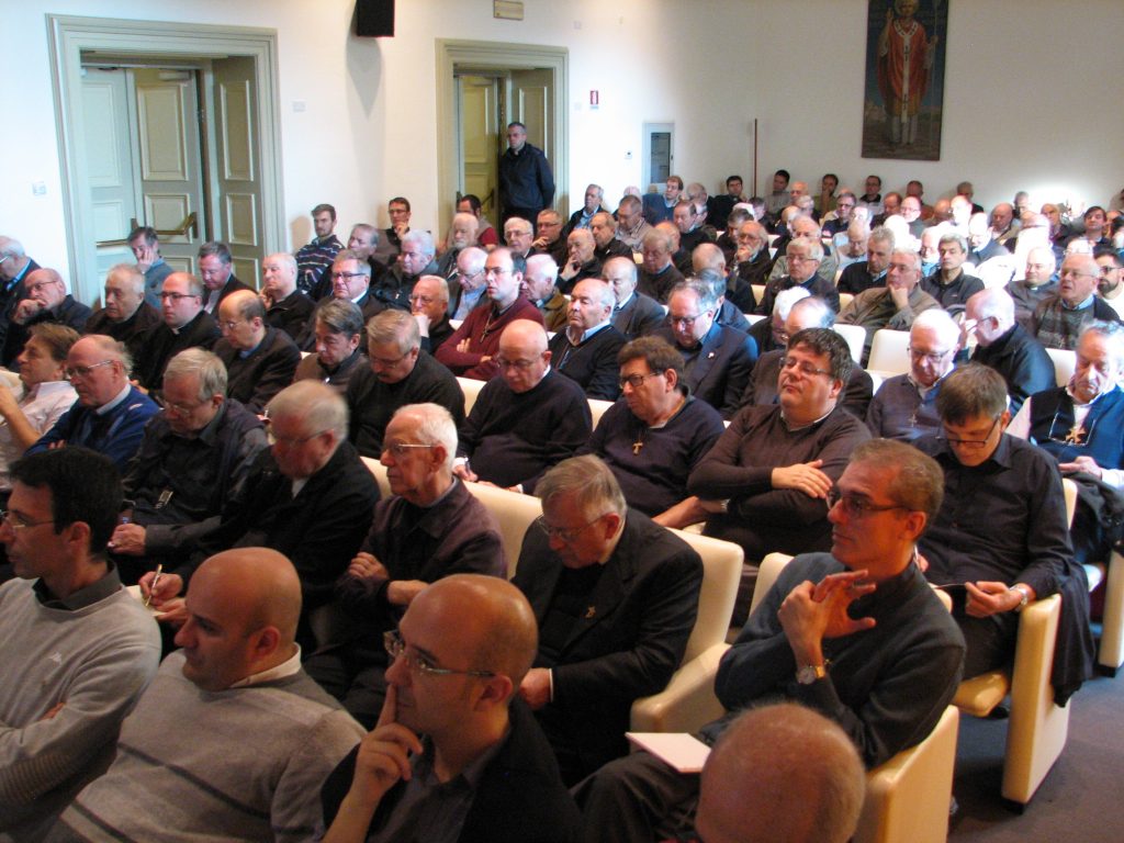 150 preti incontrano il vescovo