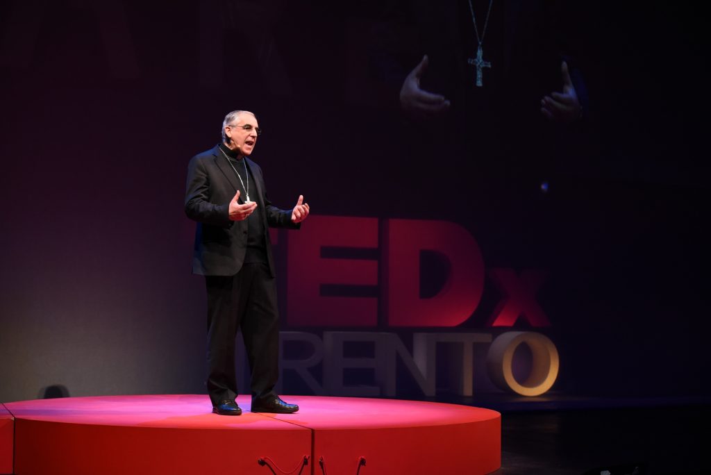 Don Lauro a TEDx e quel "Dio capovolto"