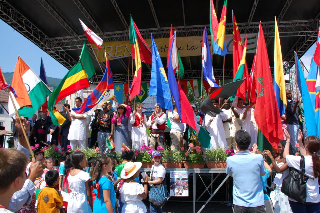 Le bandiere sul palco della festa dei popoli a Trento nel 2019