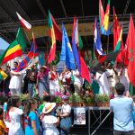Le bandiere sul palco della festa dei popoli a Trento nel 2019