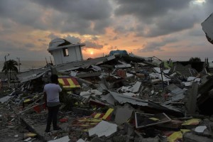 The sun sets in one of Ecuador's worst-hit towns, Pedernales, a day after a 7.8-magnitude quake hit the country, on April 17, 2016. The toll from the big earthquake in Ecuador rose on Sunday to 246 dead and 2,527 people injured, the country's vice president said. / AFP PHOTO / RODRIGO BUENDIA