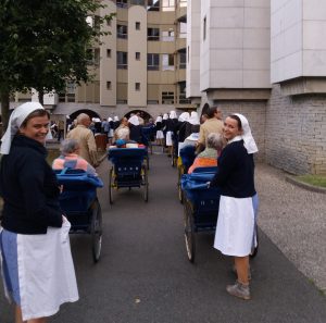giovani volontari al pellegrinaggio della diocesi di trento a lourdes nel settembre 2017
