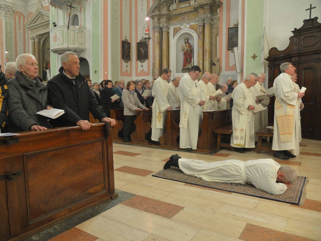 FABRIZIO PETERLINI ordinato Diacono dall'arcivescovo Lauro Tisi chiesa San Modesto ad Aldeno 16-02-2020 Fabrizio Peterlini durante la celebrazione sotto lo sguardo dei genitori a sx Copyright foto Remo Mosna