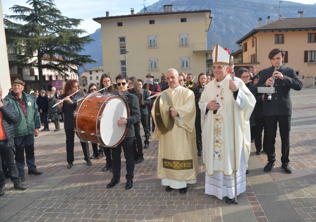 FABRIZIO PETERLINI ordinato Diacono dall'arcivescovo Lauro Tisi chiesa San Modesto ad Aldeno 16-02-2020 Fabrizio all'uscita dalla chiesa accolto dalla banda di Aldeno e si mette a suonare i piatti sotto lo sguardo dell'arcivescovo Lauro Copyright foto Remo Mosna