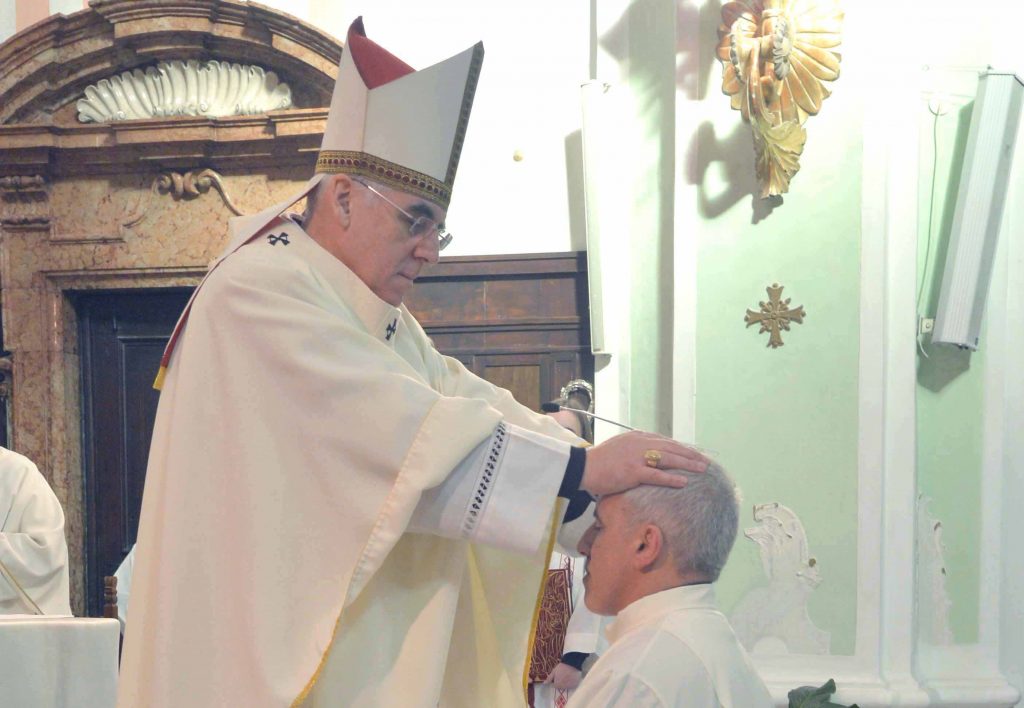 FABRIZIO PETERLINI ordinato Diacono dall'arcivescovo Lauro Tisi chiesa San Modesto ad Aldeno 16-02-2020 Fabrizio Peterlini el'arcivescovo Lauro Tisi durante la celebrazione Copyright foto Remo Mosna