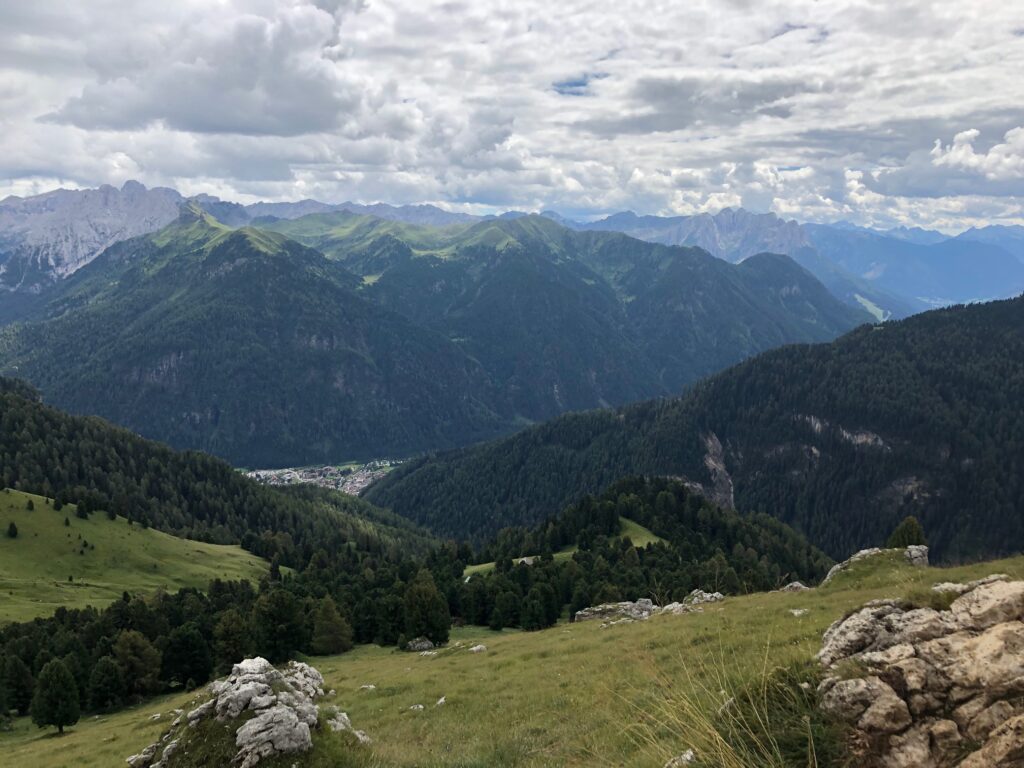 Val Fassa (Tn) dal Col Rodella. In basso Campitello di Fassa