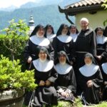 Il ministro provinciale fratel Enzo Maggioni con le suore clarisse a Borgo in occasione del capitolo elettivo triennale
