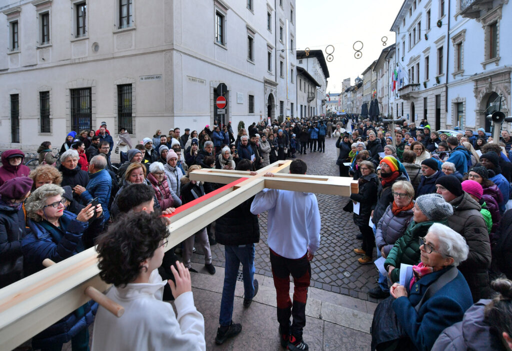 L'Osservatore Romano e la croce giubilare degli studenti di Tesero