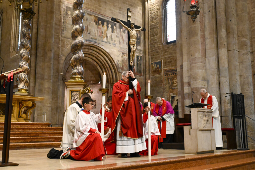 venerdì santo adorazione croce