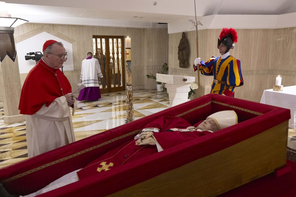Papa Francesco benedizione salma - foto Vatican Media/Sir