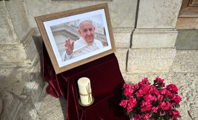 papa_francesco_morto_palazzo3