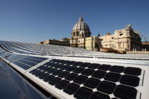 CITTA' DEL VATICANO ENERGIA PULITA : INSTALLAZIONE DELL ' IMPIANTO FOTOVOLTAICO CON PANNELLI SOLARI MONTATI SUL TETTO DELL 'AULA PAOLO VI Ph: CRISTIAN GENNARI