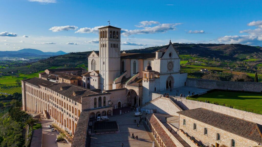 Panorama della città di Assisi con la Basilica di San Francesco in Umbria, meta di pellegrinaggi francescani.
