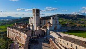 Panorama della città di Assisi con la Basilica di San Francesco in Umbria, meta di pellegrinaggi francescani.