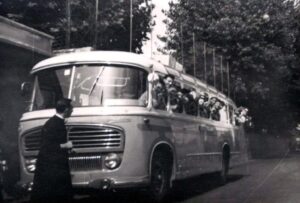 Oratorio Duomo_1959-partenza-da-via-Madruzzo-per-il-campeggio-di-Fai-con-don-Dario-Torboli