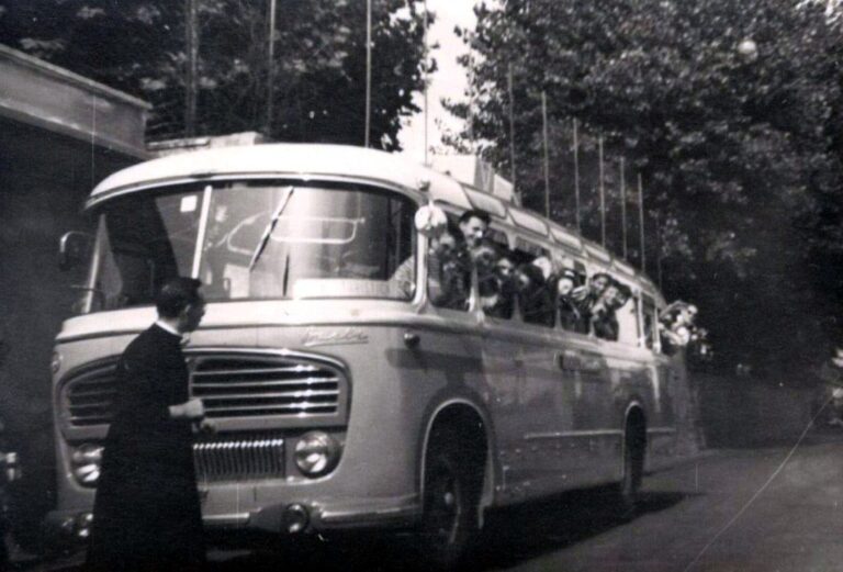 Oratorio Duomo_1959-partenza-da-via-Madruzzo-per-il-campeggio-di-Fai-con-don-Dario-Torboli