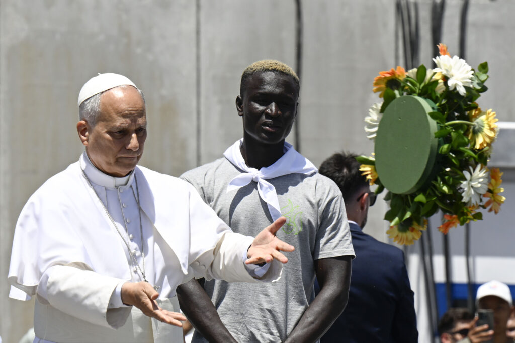 L'omaggio floreale di papa Leone XIV ai migranti vittime del mare