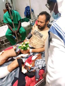 Carlassare in ospedale dopo il ferimento - foto Nigrizia